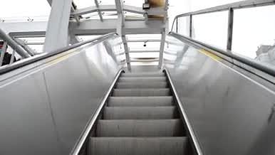 白天天桥自动扶梯运动视频的预览图